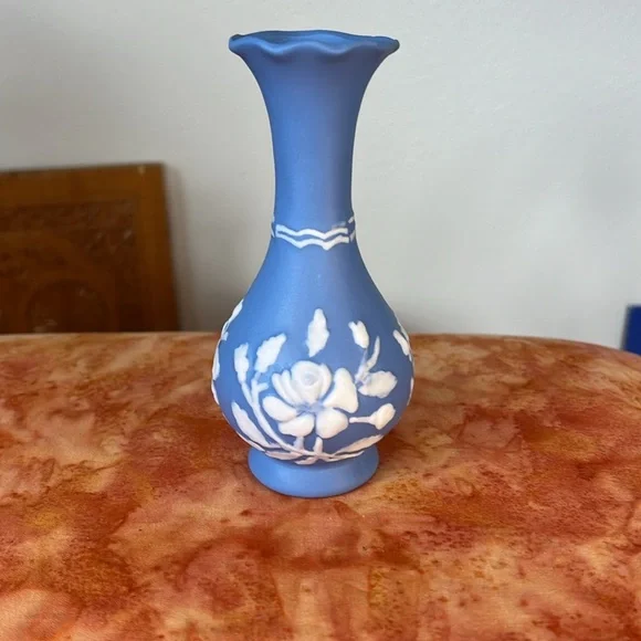 Handmade Blue and White Floral Small Vase - Picture 3 of 9